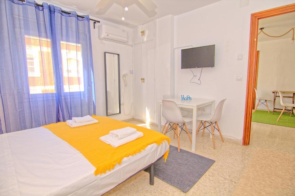 Low cost rooms Malaga river