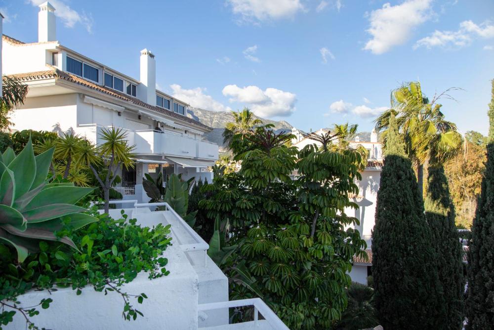 Luxurious apartment close to Puente Romano with sea views in Marbella