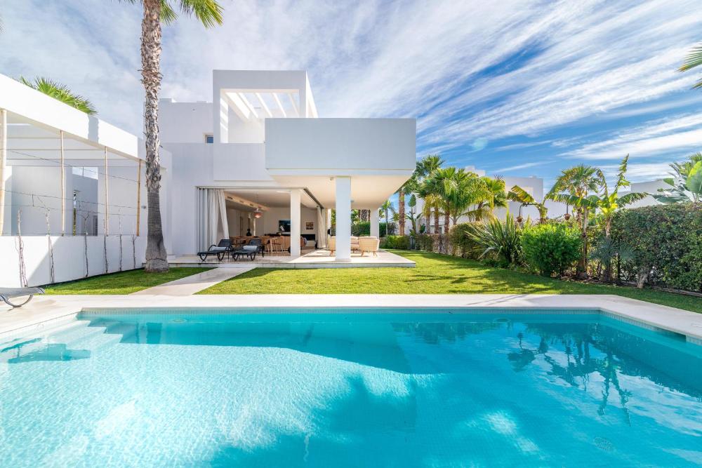 Modern and Luxurious Family Villa close to the Beach
